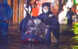 Nước ngập lút bánh xe, người Hà Nội dò dẫm tìm đường về nhà