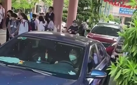 Phụ huynh bức xúc khi nhiều ô tô chạy trong sân trường lách giữa 'rừng' học sinh