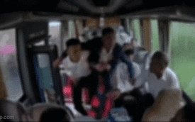 Từ chối chở nhà trai đi đón dâu vì phải chờ hơn 1 tiếng rưỡi, tài xế bị bố con chú rể đánh ngay trên xe