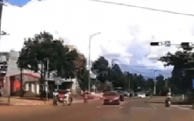 CLIP: Xe con tông liên hoàn nhiều phương tiện đang dừng đèn đỏ