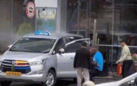 Clip: Taxi bất ngờ bốc cháy, người dân xúm vào giải cứu tài xế