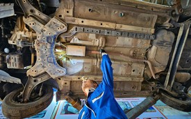 Cuộc 'đại phẫu' hồi sinh hàng trăm ô tô chết lâm sàng sau lũ