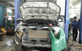 Sau lũ lịch sử, ô tô tiền tỷ bị ngập nước nằm chờ 'cấp cứu'