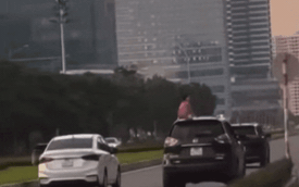 Xử phạt người phụ nữ để con ngồi trên nóc ô tô đang di chuyển