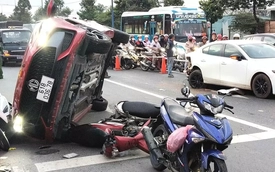Tài xế đạp nhầm chân ga, ô tô tông loạn xạ nhiều phương tiện