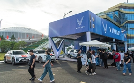 Hàng trăm khách Việt nô nức ‘test’ xe máy điện, ô tô điện VinFast ngày đầu VMF 2025: Lái thử, trúng thật mang xe về nhà