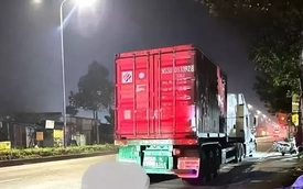 Vừa dừng lề đường mua cà phê, tài xế tá hỏa phát hiện người chết sau đuôi xe