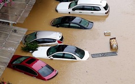 Choáng với hóa đơn 9 chữ số sửa chữa ô tô ngập nước, bằng 90% giá xe mới: Bảo hiểm có bồi thường?