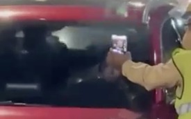 Một nữ ca sĩ vi phạm giao thông, chống đối không mở cửa xe và thản nhiên hít bóng cười