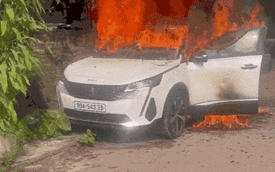 Chủ xe bất lực nhìn ô tô Peugeot 3008 cháy ở Bắc Ninh