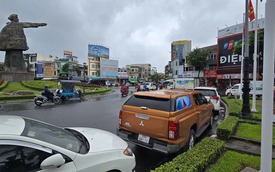 Lo mưa đặc biệt lớn, nhiều tài xế Đà Nẵng "mách nhau" đưa xe ô tô “giành chỗ” tránh ngập