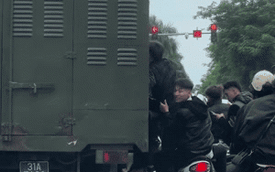 Nhóm thanh niên 'đầu trần' đi mô tô bám theo xe chở phạm nhân gây xôn xao trên phố Hà Nội