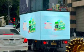 Choáng với xe tải 'trùm biển LED' chạy giữa trung tâm Hà Nội
