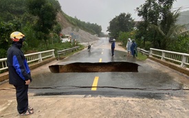 CLIP: "Hố tử thần" ở Đà Nẵng nuốt chửng xe máy, một người may mắn thoát chết