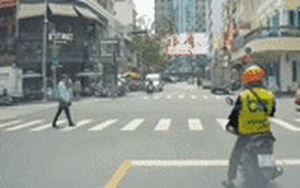 CLIP: Ô tô rẽ trái, tông trúng người đi bộ đi đúng vạch kẻ đường ở trung tâm TP HCM