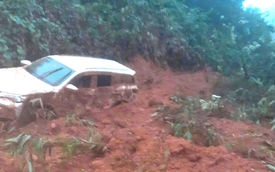 Ô tô 7 chỗ bị đất vùi lấp sau sạt lở, 2 người may mắn thoát chết