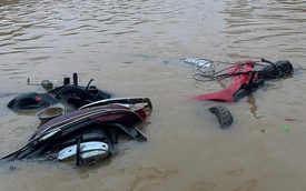 Cận cảnh đường phố Huế khi nước lũ bắt đầu rút