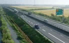 Tài xế dừng ô tô ở cao tốc để bay flycam, quay hình đăng TikTok