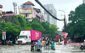 'Hốt bạc' giữa biển nước: Dịch vụ kéo xe 'chạy sô' 200.000 đồng mỗi lượt ở Hà Nội