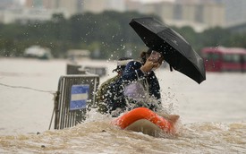 Mưa trắng trời, đường thành sông, người Hà Nội mang thuyền ra phố