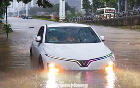 Hà Nội phố thành sông, giao thông tê liệt, xe máy 'rồng rắn' leo cao tốc giữa biển nước