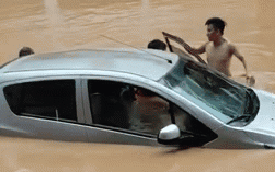 Ô tô bị dòng nước lũ cuốn, tài xế hoảng loạn không thể thoát ra ngoài: Clip giải cứu căng thẳng