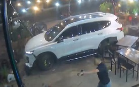 Clip: Thanh niên lao ô tô vào quán nhậu sau mâu thuẫn, 1 người tử vong
