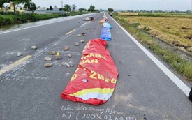 Khởi tố một phụ nữ chặn đường phơi thóc khiến người đi xe máy tử vong