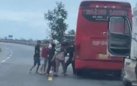 CLIP: Xe khách va xe container dưng giữa đường, ngươi trên xe lao xuông đanh 'hội đồng'