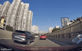 Ô tô bất ngờ tăng tốc, "gác" lên xe chạy cùng chiều trên đường Hà Nội: 3 giây thất kinh