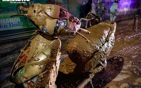 Bùn nhão tràn khắp đường, hàng loạt xe máy ngã sõng soài ở Hà Nội