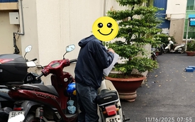 Cậu sinh viên gầy gò, chạy xe máy cà tàng bị bảo vệ chặn lại hỏi "Em đi đâu": Danh tính thật khiến ai cũng ngỡ ngàng!