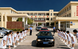 Học sinh đứng trong tiết trời lạnh cóng chào đón thầy cô ngồi trong ô tô ấm: Xứ tỷ dân dậy sóng phẫn nộ!