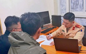 Phạt tài xế xe tải làm rơi vãi bùn nhão khiến người đi đường ngã sõng soài