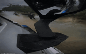 Cha già lội nước, xin xe tải cho con quá giang lên thành phố đi học: Câu trả lời hút triệu view!