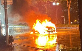 Ô tô bốc cháy ngùn ngụt dưới trời mưa ở Hà Nội