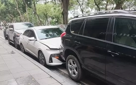 Hà Nội: 4 ô tô 'dồn toa' trên phố Lê Thái Tổ