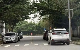 Bị dân chụp ảnh gửi Cục CSGT, nữ tài xế đỗ xe sai quy định lĩnh phạt nóng