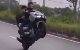 Hà Nội: 'Bốc đầu' xe trên đường bị tịch thu phương tiện