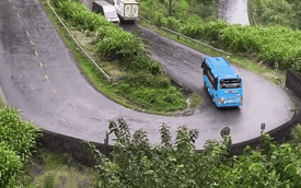 Xe khách đi lùi lên dốc Thẩm Mã, dân mạng trầm trồ tài nghệ của lái xe: Nhưng vì sao không đi tiến?