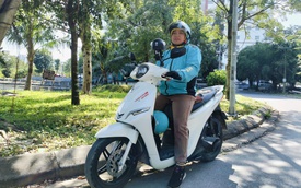 Chuyển từ xe xăng sang VinFast Feliz S chạy Xanh SM Bike, nữ tài xế chia sẻ: ‘Xe điện khỏe người, nếu làm chăm chỉ có thể kiếm 30 triệu/tháng’