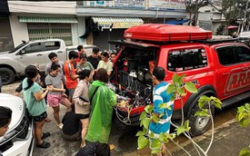 Người đàn ông chạy xe từ TP. Hồ Chí Minh vào Nha Trang để người dân vùng lũ sạc nhờ điện thoại
