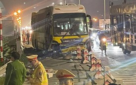 Hà Nội: Ô tô khách mất lái tông vào xe máy trên cầu Thanh Trì, 2 người tử vong