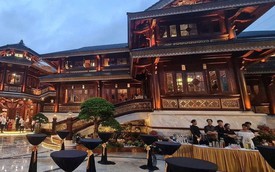 Khoe giàu để... câu khách