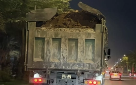 Hà Nội: Xe 'HOWO' che biển số, chở đất 'có ngọn' chạy nườm nượp trên đường
