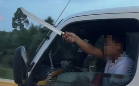 Tài xế ô tô không thắt dây an toàn, cầm dao "hổ báo" trên cao tốc