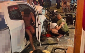 Chiếc ô tô lao vào nhà hàng, làm bị thương 14 người, tài xế xuống xe khiến ai cũng sững sờ