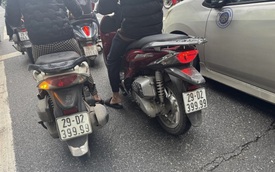 Hai xe máy đang "hot" nhất trên phố Hà Nội lúc này, phát hiện thêm sự trùng hợp