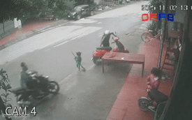 3 giây kinh hoàng trước cửa nhà: Nam thanh niên chạy xe với tốc độ "xé gió" lao sượt qua cháu bé khiến cả gia đình đứng tim