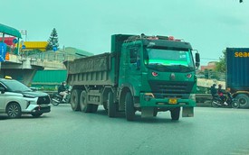 Cận cảnh xe tải trọng lớn phớt lờ biển cấm, nườm nượp 'cày nát' đường dân sinh ở Hưng Yên